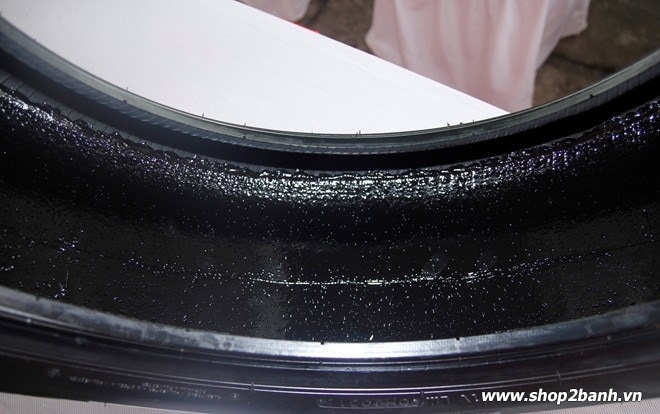 Lốp xe chống đinh trang bị công nghệ tự vá mới  - 1