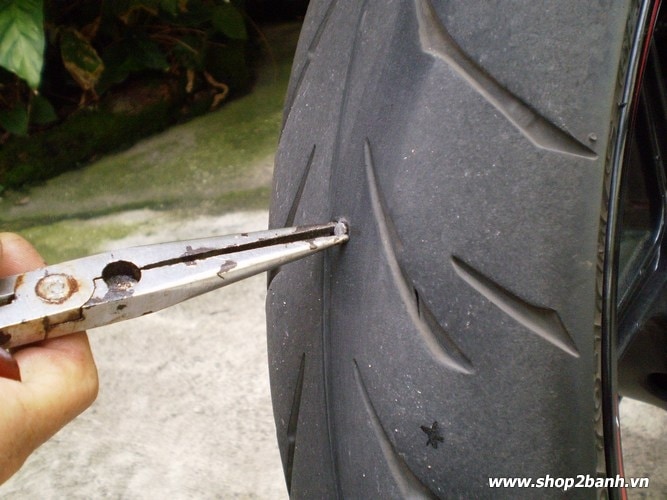 Hướng dẫn cách vá vỏ xe không ruột - 2