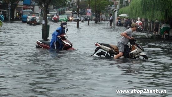 Phải làm gì khi xe máy bị ngập nước chết máy vào mùa mưa - 1