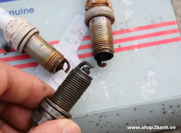 Cách kiểm tra và thay bugi xe máy - 3