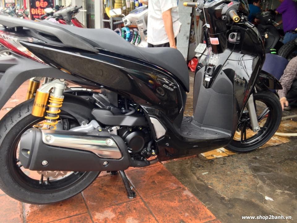 Honda sh300i độ đồ chơi khủng tại sài thành - 2