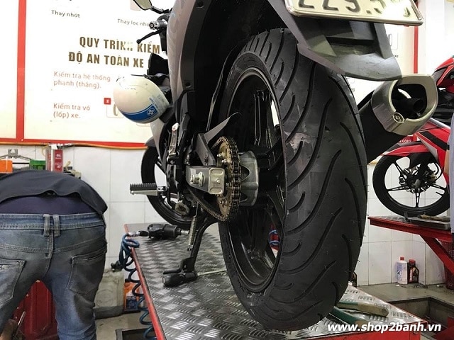 Cách lắp lốp xe michelin cho exciter 150 đúng chiều - 5