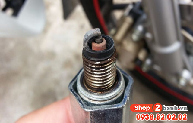 Dấu hiệu nhận biết bugi xe máy bị hư hỏng cần thay mới - 3
