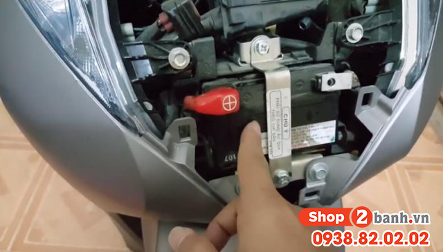 Khi nào cần thay bình ắc quy xe sh và giá bao nhiêu - 1