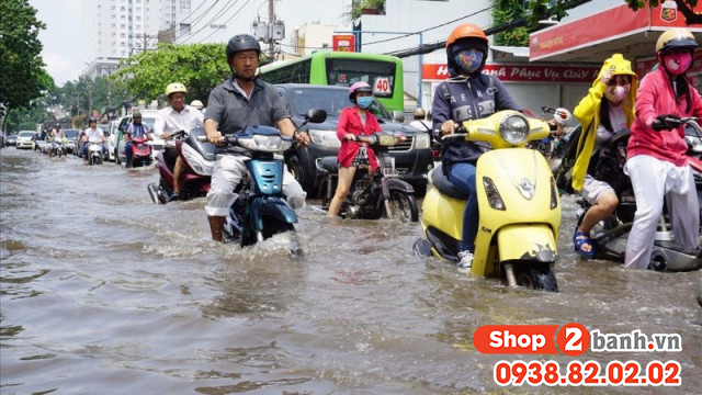 Chạy xe máy an toàn mùa mưa bão cần lưu ý những gì - 2