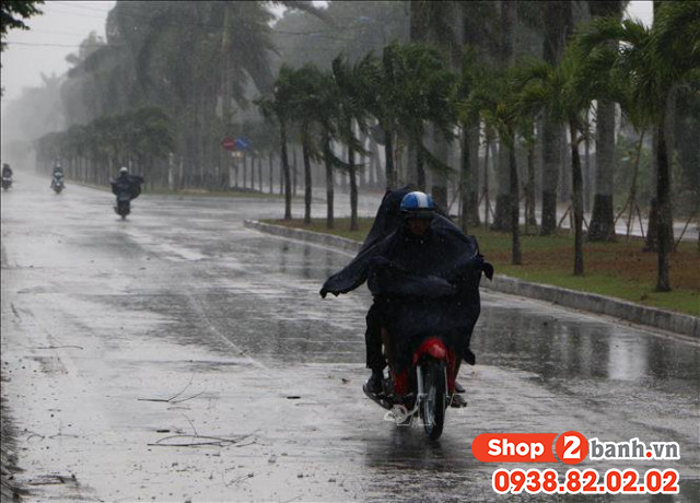 Chạy xe máy an toàn mùa mưa bão cần lưu ý những gì - 1