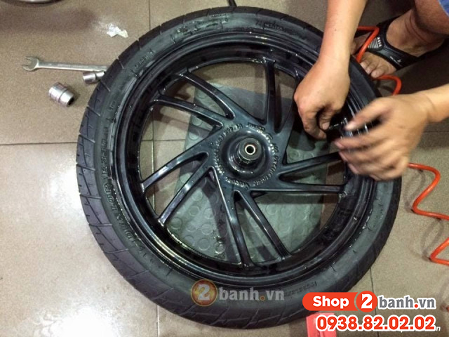 Thực tế lốp chống đinh tự vá khi cán đinh như thế nào - 3