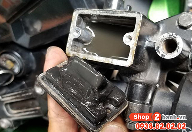Dấu hiệu nhận biết dầu phanh đĩa xe máy bị hao hụt - 5