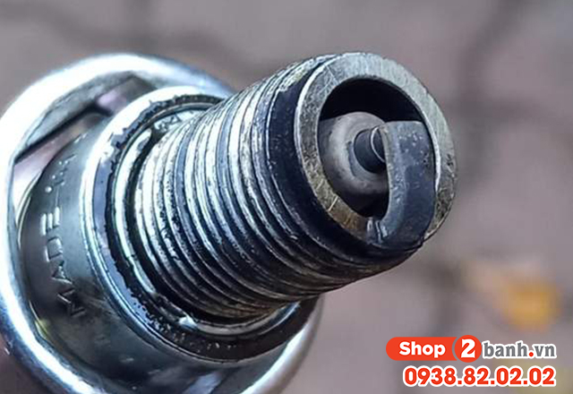 Bugi xe máy bị đen nguyên nhân và cách xử lý - 1
