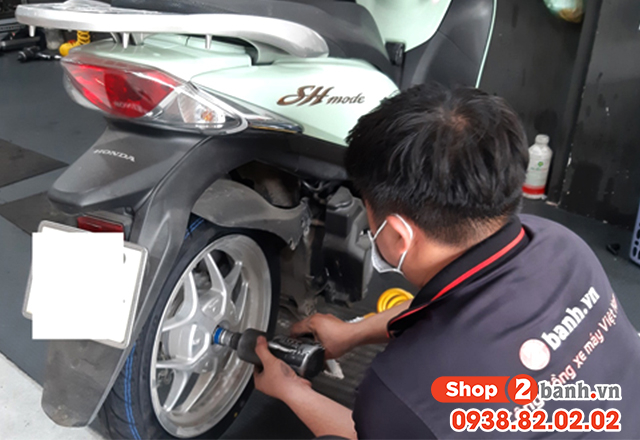 Bánh sau xe máy bị nóng là do đâu - 1