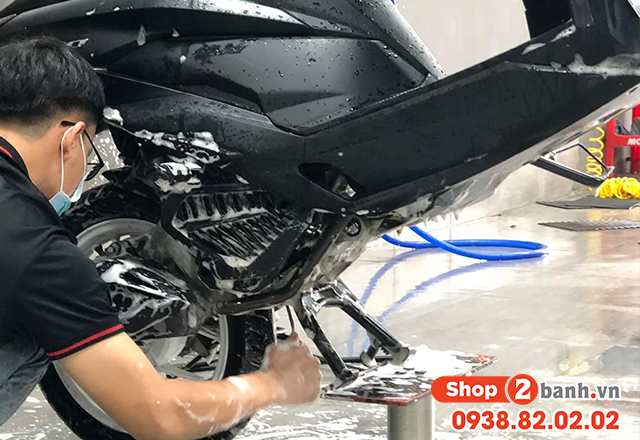 Cách rửa xe máy điện đúng cách an toàn tại nhà - 2