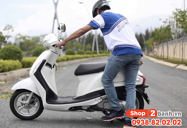 Dựng chân chống giữa xe máy có tác dụng gì - 1