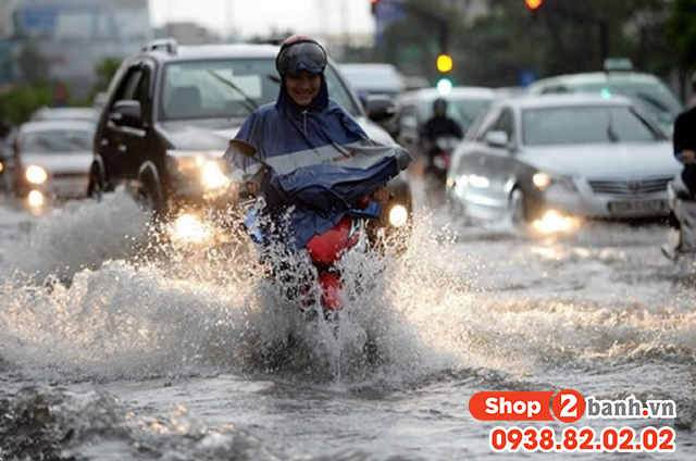 Cách phanh xe máy khi trời mưa đường trơn đảm bảo an toàn - 2