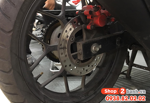 Bánh sau xe máy bị nóng là do đâu - 3