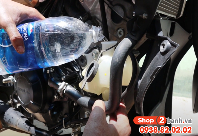 Vệ sinh két nước và thay nước làm mát xe honda winner x - 5