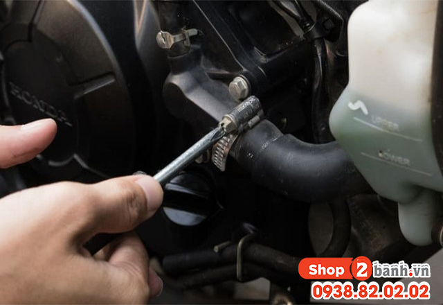 Cách vệ sinh két nước và thay nước làm mát xe yamaha nmax 155 - 3