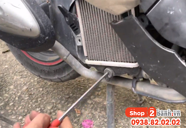 Cách vệ sinh két nước và thay nước làm mát xe yamaha nmax 155 - 2