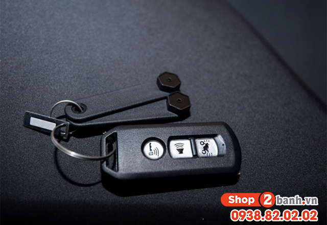 Cách mở cốp xe sh 160i khi xe bị cạn bình điện - 2