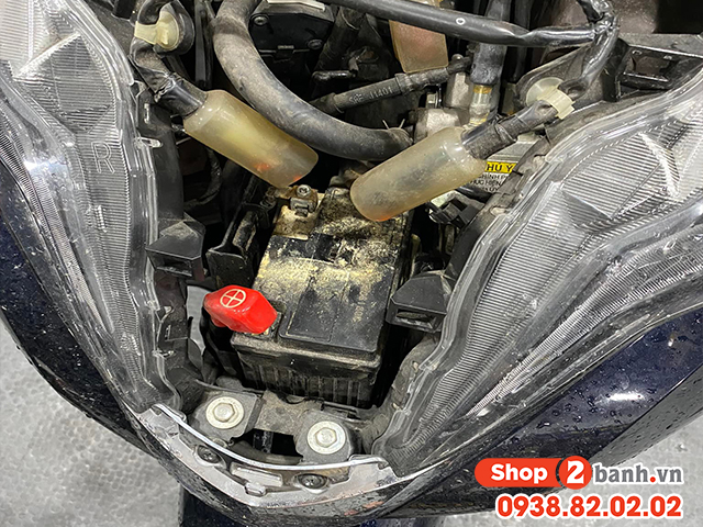 Bình ắc quy xe lead nằm ở đâu cách thay bình acquy honda lead 125 - 3