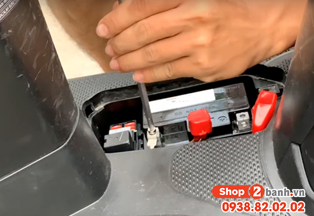 Bình ắc quy xe stylo 160 nằm ở đâu cách thay bình acquy honda stylo 160 - 3