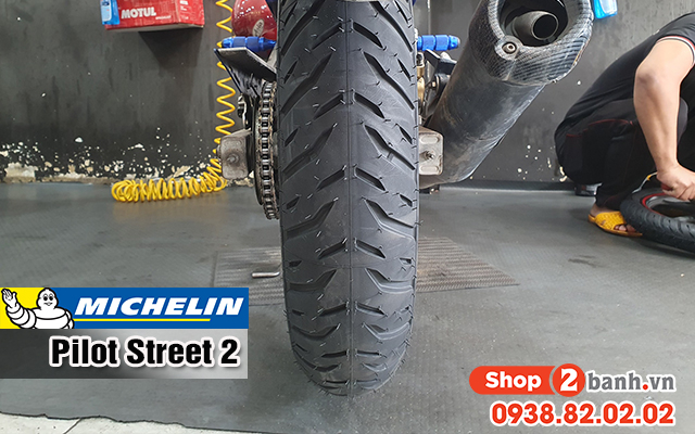 Exciter 150 thay vỏ michelin pilot street 2 có bám đường tốt không  - 2