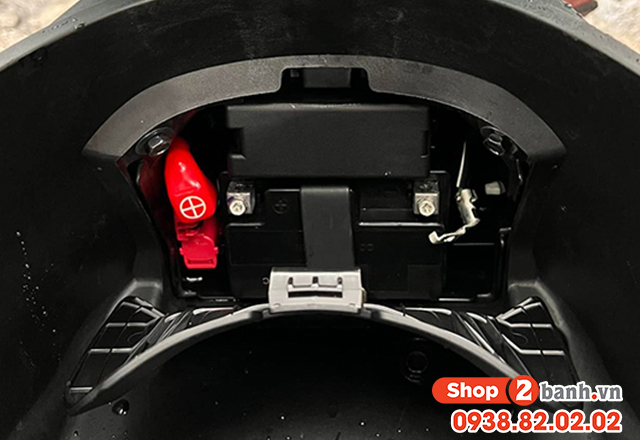 Bình xe ab 160 nằm ở đâu cách thay ắc quy airblade 160 - 4