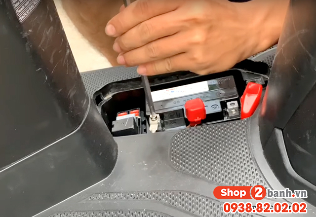 Bình xe scoopy nằm ở đâu cách thay ắc quy honda scoopy 110 - 4