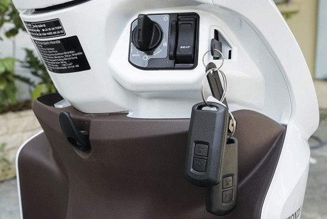 Cách mở xe vision khi chìa khóa smartkey hết pin - 2