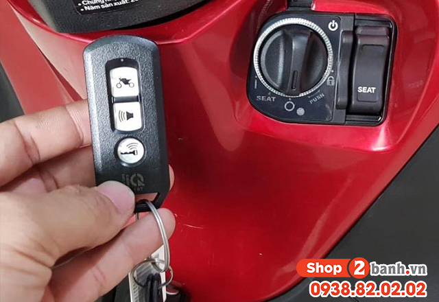 Cách mở xe sh 160i-125i khi chìa khóa smartkey hết pin - 2