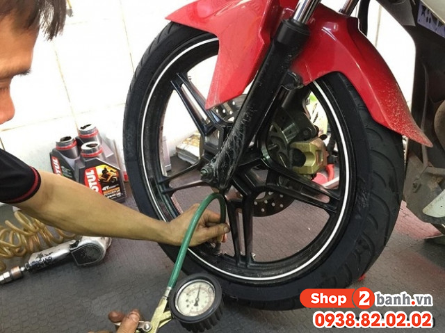 Bơm áp suất lốp như thế nào khi lái xe máy đường dài về quê dịp tết - 3