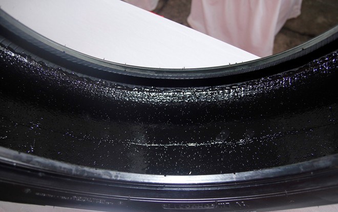Lốp xe chống đinh trang bị công nghệ tự vá mới 