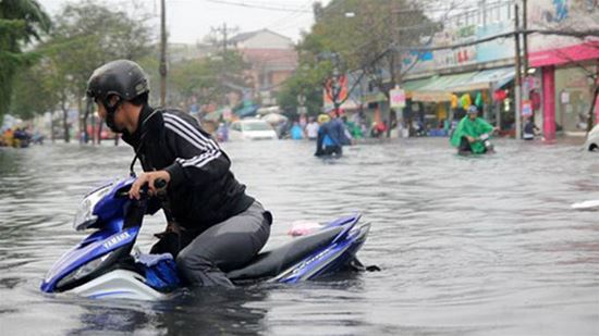 Phải làm gì khi xe máy bị ngập nước chết máy vào mùa mưa?