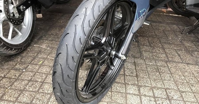 Cách lắp lốp xe Michelin cho Exciter 150 đúng chiều