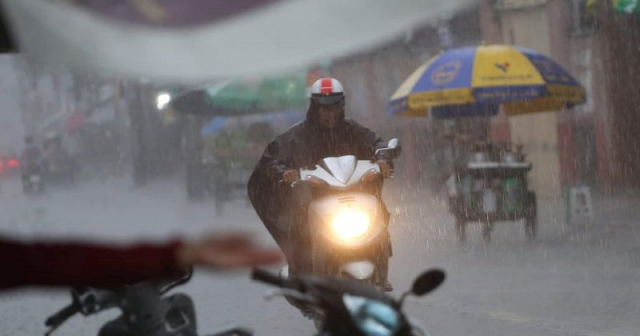 Cẩn thận khi sử dụng xe máy vào mùa mưa đường ngập nước