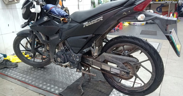 Xe Suzuki Raider 150 để lâu ngày không đề máy được có phải hư bình ắc quy?