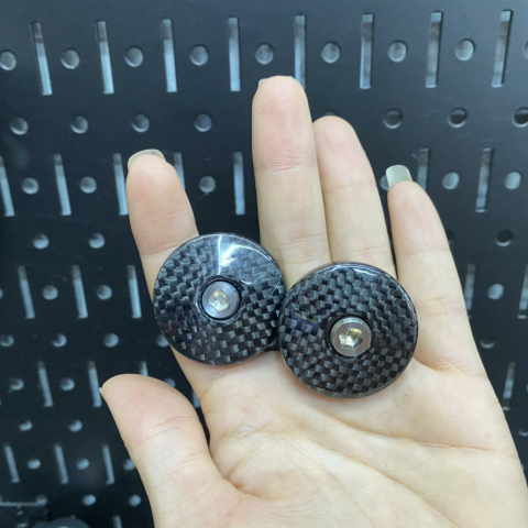 Nút che kính chân kính carbon