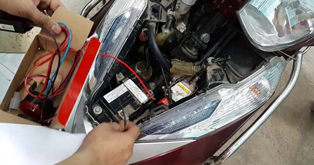 Dấu hiệu nhận biết bình ắc quy xe máy bị hỏng, yếu điện